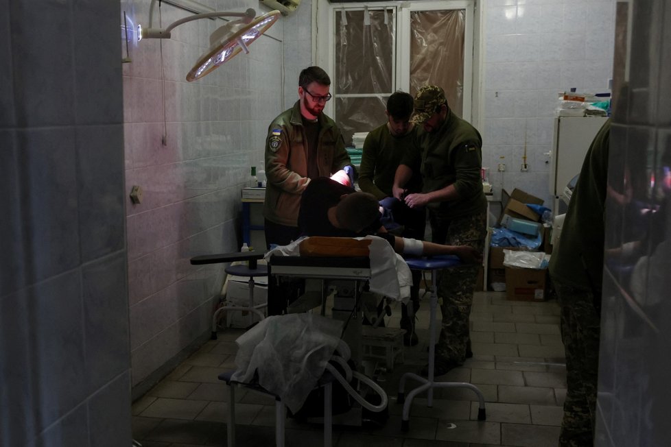 Mobilní zdravotnický tým ošetřuje raněné vojáky v oblasti Donbasu. (11. 12. 2022)