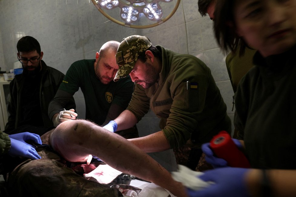 Mobilní zdravotnický tým ošetřuje raněné vojáky v oblasti Donbasu. (11. 12. 2022)