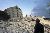 Rusové rozbombardovali obytný dům, útok má 6 obětí. A chtějí anektovat Charkovskou oblast