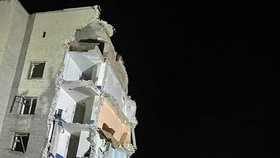 Rusové při ostřelování východu Ukrajiny zasáhli raketou bytový dům, pod jehož troskami zůstalo nejméně 30 lidí, včetně 9letého dítěte, uvedl gubernátor oblasti Pavlo Kyrylenko