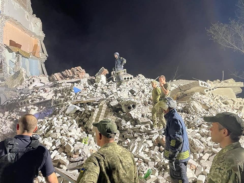 Rusové při ostřelování východu Ukrajiny zasáhli raketou bytový dům, pod jehož troskami zůstalo nejméně 30 lidí, včetně 9letého dítěte, uvedl gubernátor oblasti Pavlo Kyrylenko.
