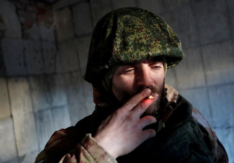 Separatistický voják v Marince, Doněcká oblast, 22. března.