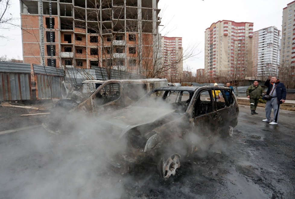 Následky ruského ostřelování obytných čtvrtí v ukrajinském Doněcku (26. 2. 2022)