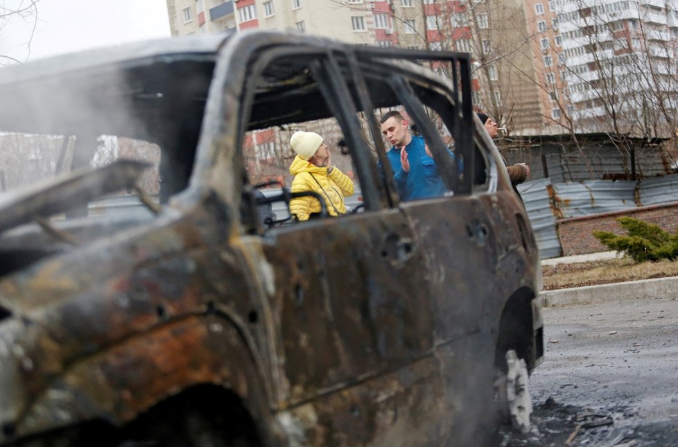 Následky ruského ostřelování obytných čtvrtí v ukrajinském Doněcku (26. 2. 2022)