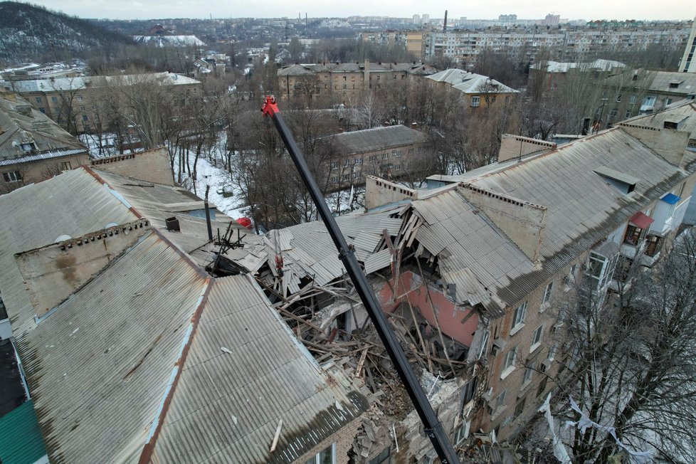 Odklízení následků bombardování v Doněcku (4. 2. 2023).