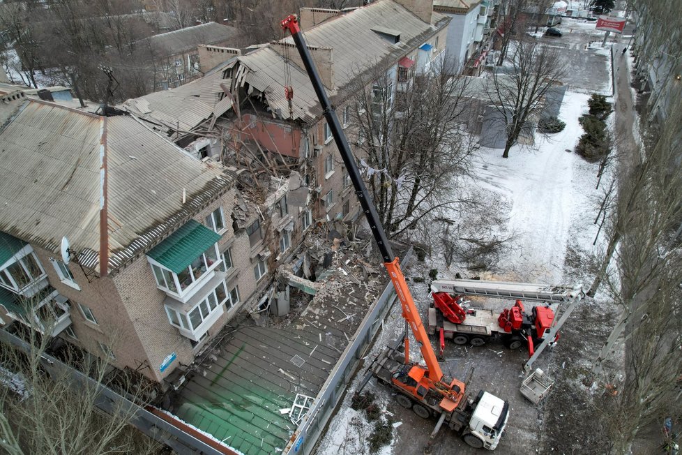 Odklízení následků bombardování v Doněcku (4. 2. 2023).