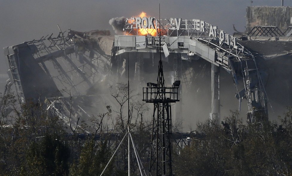 Středa, 8. října:  Tohle zbylo z mezinárodního letiště v Doněcku, kde bojuje armáda proti separatistům.
