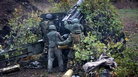 Vojáci samozvané Doněcké republiky útočí na ukrajinské pozice (11. 10. 2022).
