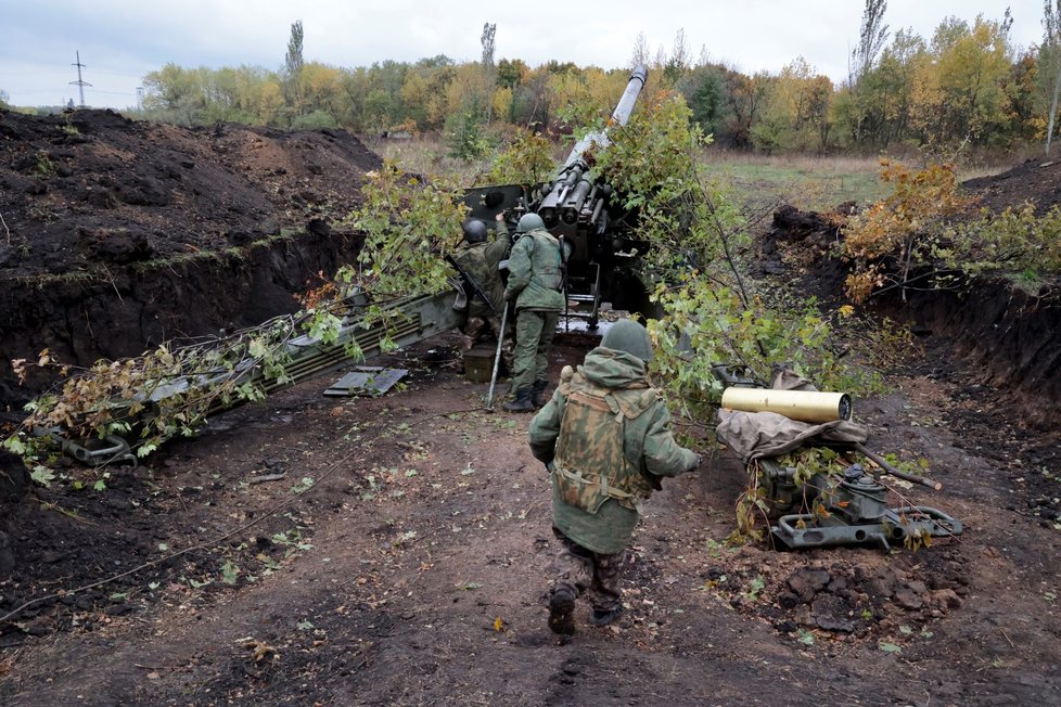 Vojáci samozvané Doněcké republiky útočí na ukrajinské pozice (11. 10. 2022).