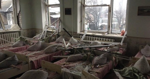 Děti pod palbou raket: Separatisté na Ukrajině prý rozstříleli školku