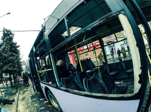 Minometný útok na zastávku v Doněcku si vyžádal 13 obětí.