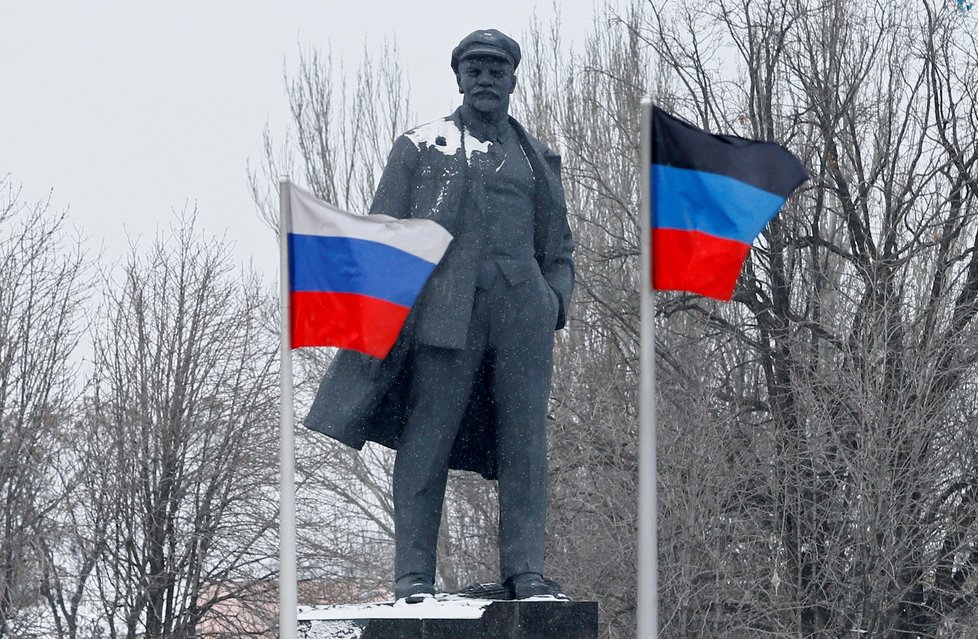 U Leninovy sochy v Doněcku vlají vlajky Ruska a samozvané Doněcké lidové republiky.