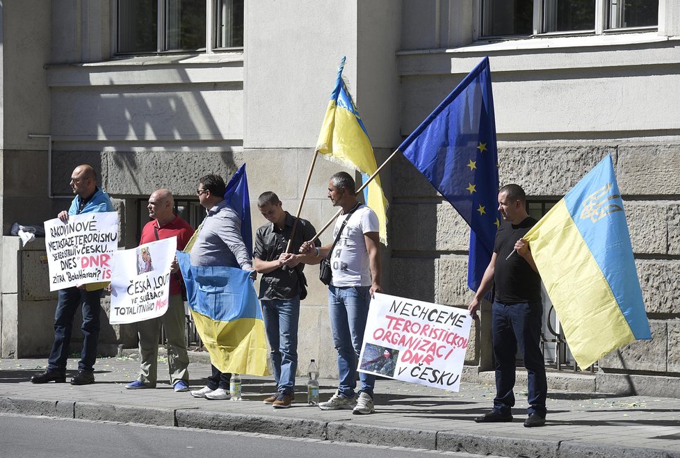 Protesty dnes provázely otevření Zastupitelského centra Doněcké lidové republiky v Ostravě. V čele centra stojí Nela Lisková, která používá označení honorární konzulka.