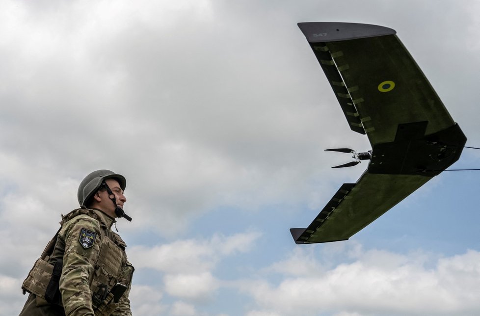 Ukrajinský voják se připravuje na vypuštění průzkumného bezpilotního letounu poblíž frontové linie v Doněcké oblasti (29.5.2023)