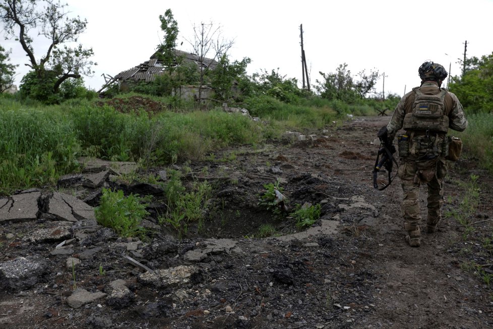 Vesnice v Doněcké oblasti, nedaleko fronty: Následky bojů (1. 6. 2023).