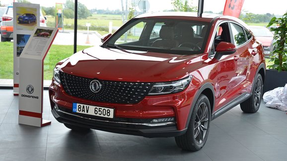 Čínská značka Dongfeng vstupuje na český trh. Auta hodlá prodávat netradičním způsobem