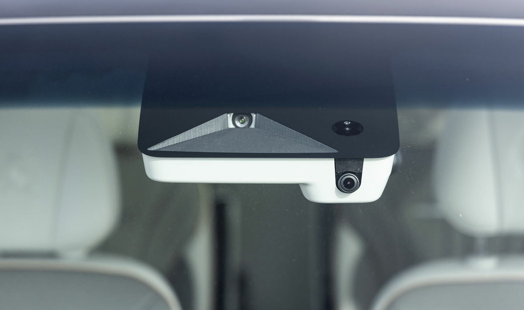 Vozy Dongfeng mají standardně vestavěnou kameru, která nahrává dění před autem a dokáže také pořídit fotky – k tomu se dá nastavit tlačítko s hvězdičkou na volantu. Do kamery stačí strčit kartu SD k ukládání záznamu.
