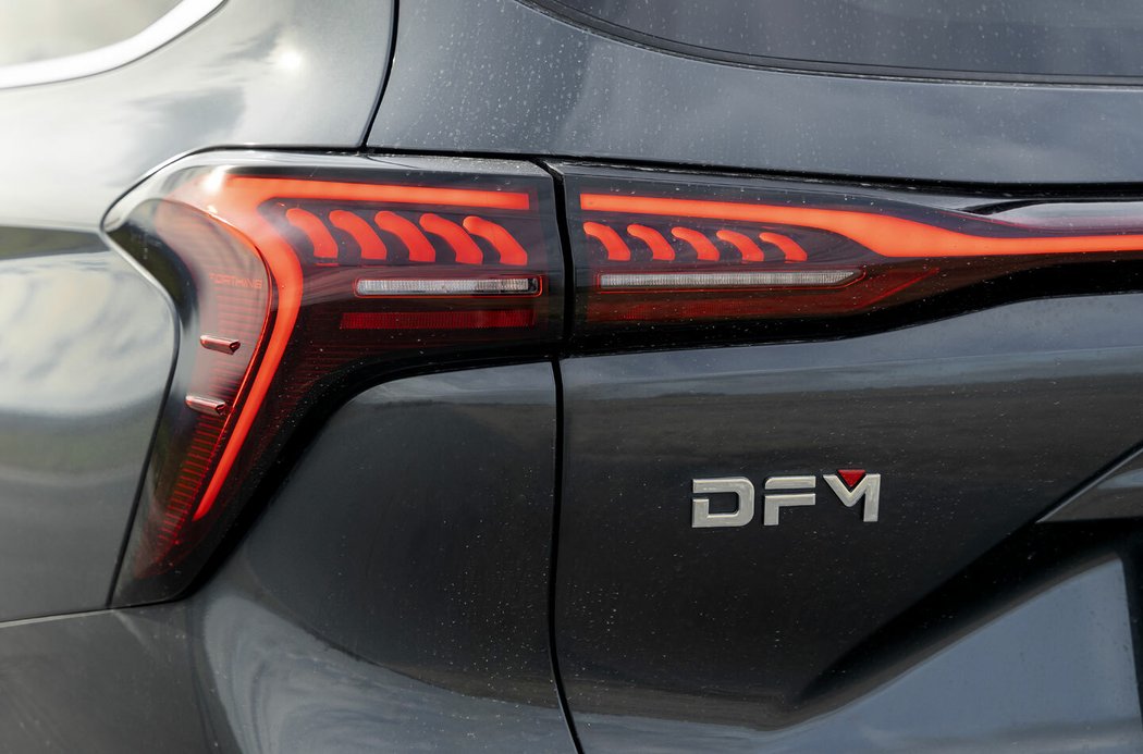 DFM znamená Dongfeng Motor a pod touto zkratkou značka vystupuje ve státech západní Evropy. Všechny čtyři blinkry na světlech jsou dynamické.