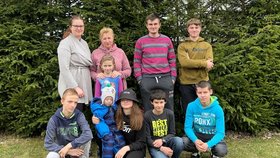 Zleva Lucie (21), paní Marie (44), Michal (19), Jakub (15), pod Luckou Péťa (15), vedle Kubíček (3), vedle   Zuzka (12),  David  (16), Vašek  (18)  a za Kubíkem je  schovaná Kačka (8).