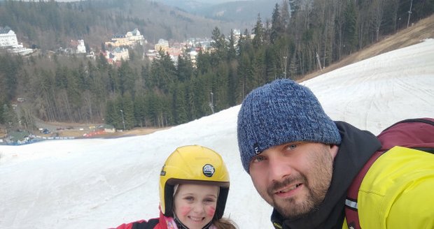 Tatínek Elišky (7) zůstal po vážné nehodě v kómatu.