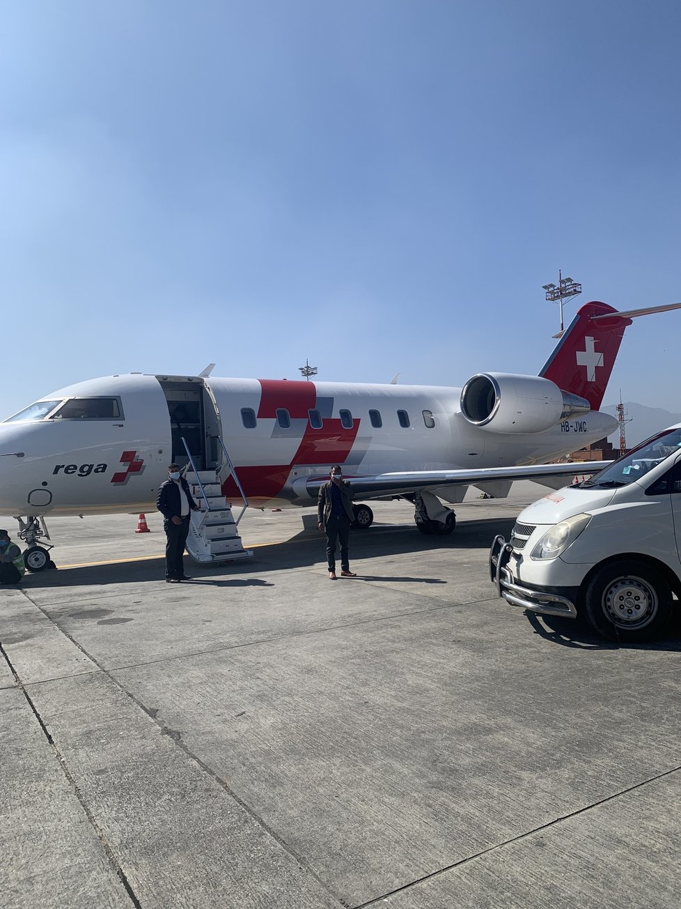 Švýcarská záchranná služba byla jediná, která byla ochotna letět do Nepálu pro nemocnou ženu.