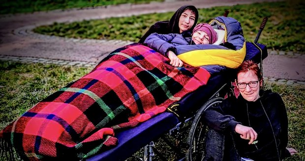 Paní Renata je už dvacet let upoutaná na lůžko. Trpí nesnesitlenými bolestmi. Paní Renata je už dvacet let upoutaná na lůžko. Trpí nesnesitlenými bolestmi.