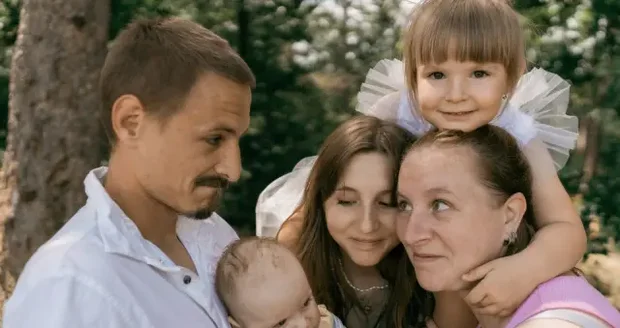 Maminka 4 dětí Naďa potřebuje bionickou protézu, která by jí umožnila lépe fungovat.