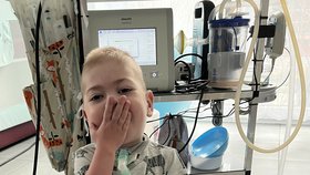 Tříletý Tonda trpí velmi vzácným onemocněním. Rodiče by chtěli větší auto, aby i se všemi přístroji mohli cestovat za lékaři a na výlety.