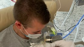 Tříletý Tonda trpí velmi vzácným onemocněním. Rodiče by chtěli větší auto, aby i se všemi přístroji mohli cestovat za lékaři a na výlety.
