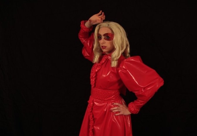Donna Marie Trego se živí jako imitátorka Lady Gaga, a docela jí to vynáší.