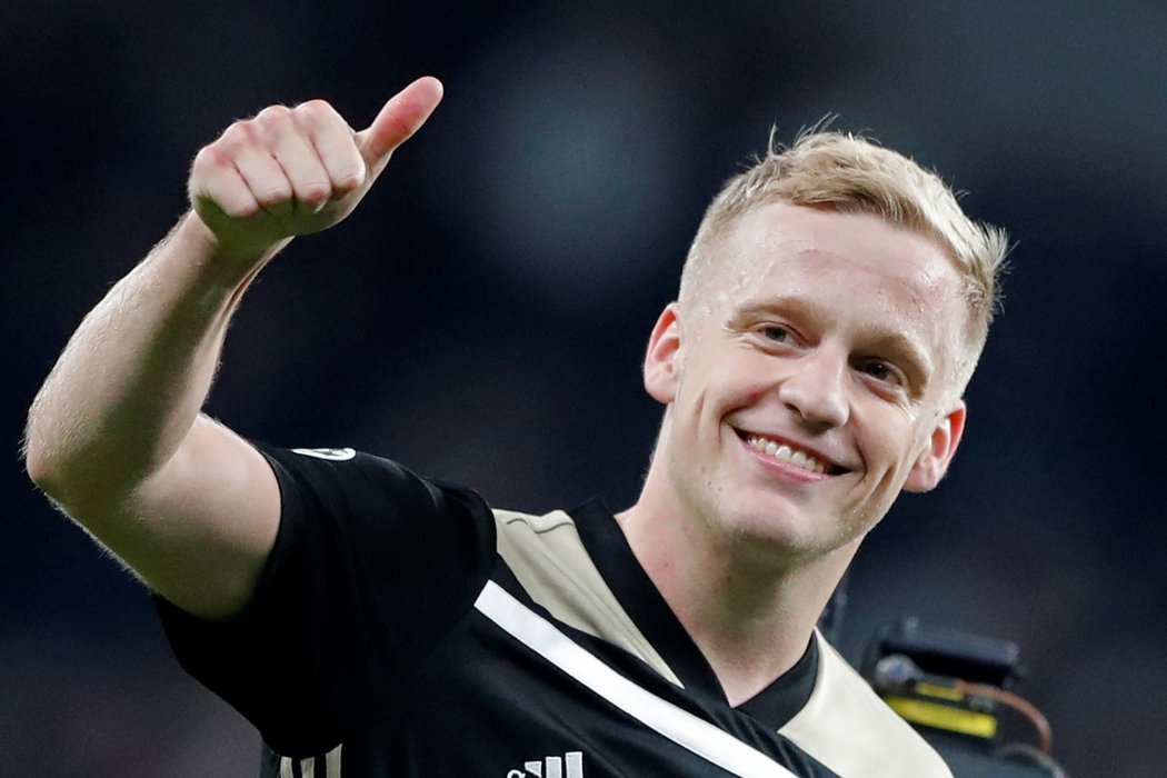 Střelec rozhodujícího gólu Donny van de Beek se raduje po výhře na půdě Tottenhamu