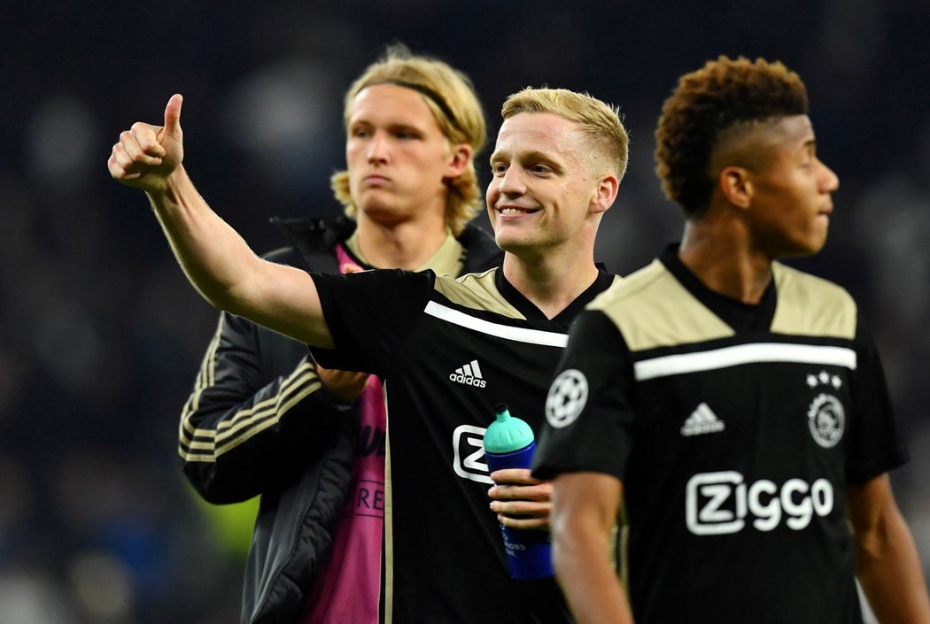 Donny van de Beek slaví výhru v prvním semifinále LM na půdě Tottenhamu