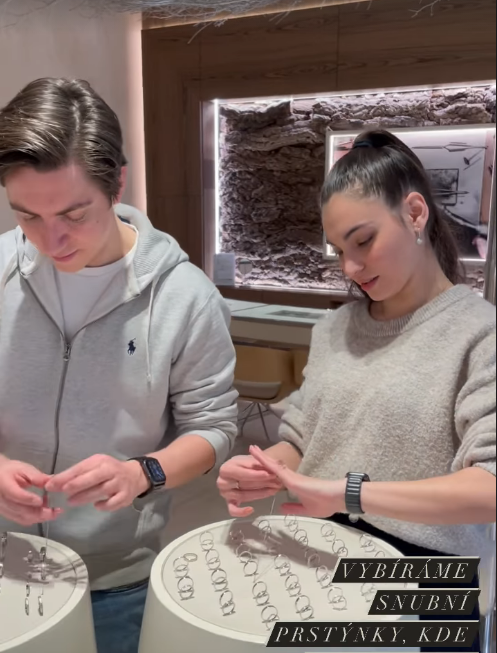 Snoubenci Martin Donutil se Sárou Affašovou vybírají snubní prstýnky. 
