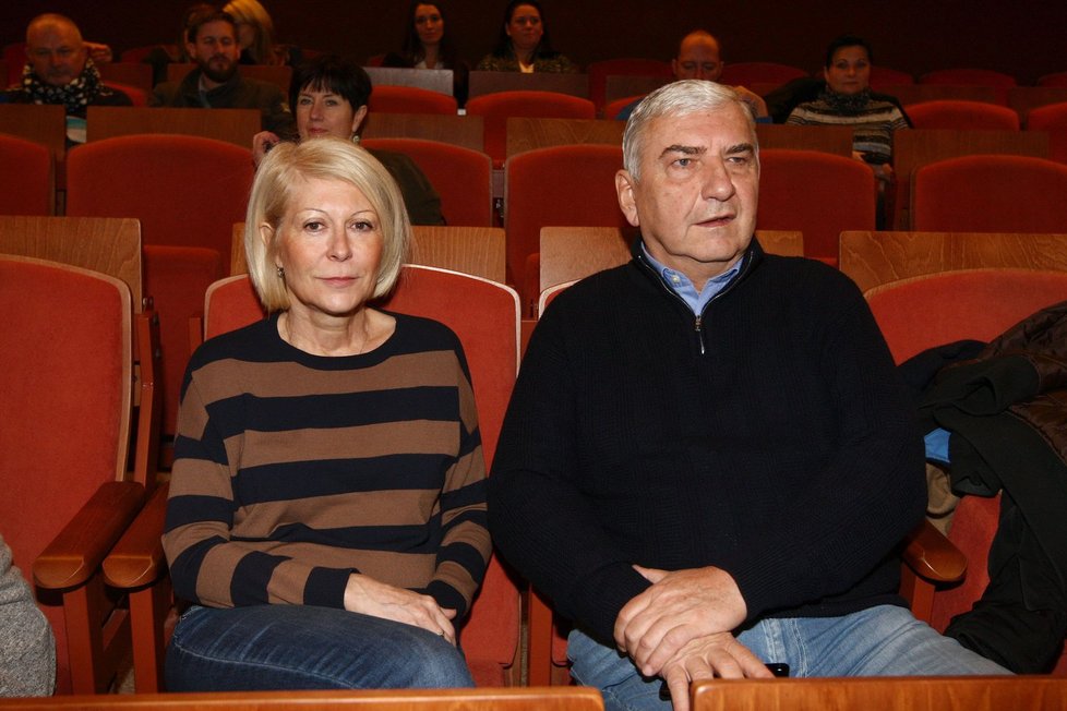 Manželé Donutilovi se přišli podívat na projekci seriálu, kde hraje jejich syn Martin.