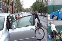 Zabiják cyklistů „dooring“ na vlastní kůži: Co dělat, aby se vám vyhnul?