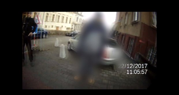 Lupič (28) s nožem v ruce přepadl v Brně trafiku: Neuspěl, místo peněz odcházel s pouty