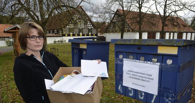 Velký poštovní skandál: Dopisy léta končily v »mrtvé schránce«! Lidé nedostali ani obsílky, ani přání k Vánocům 