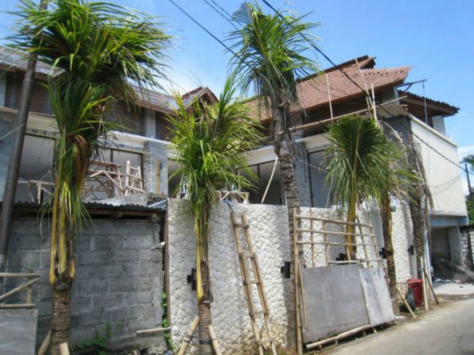 Dopita se svou novou láskou staví na ostrově Bali hotel.