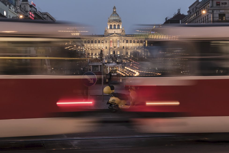 V kategorii Krása Prahy a její proměny obdržel od odborné poroty 1. cenu Tomáš Tkáčik za svůj cyklus fotografií Prahou na kolejích.