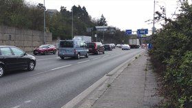 Zipování řidičů v Praze u omezení v ulici K Barrandovu.