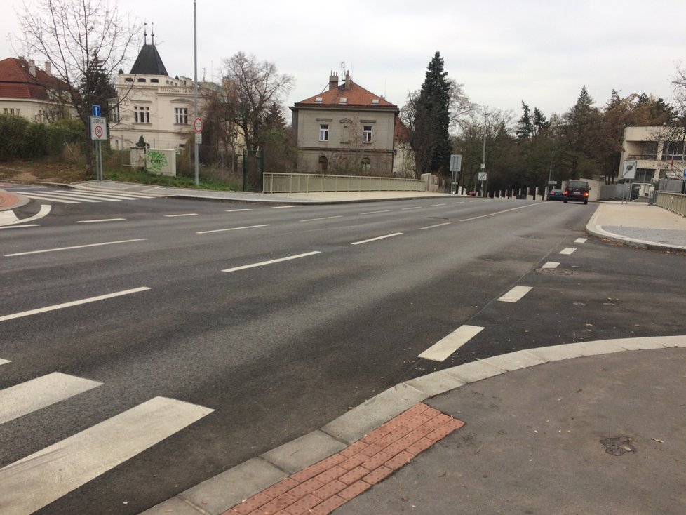 Část Korunovační ulice na Letné se zúží, testovací období potrvá čtyři měsíce.