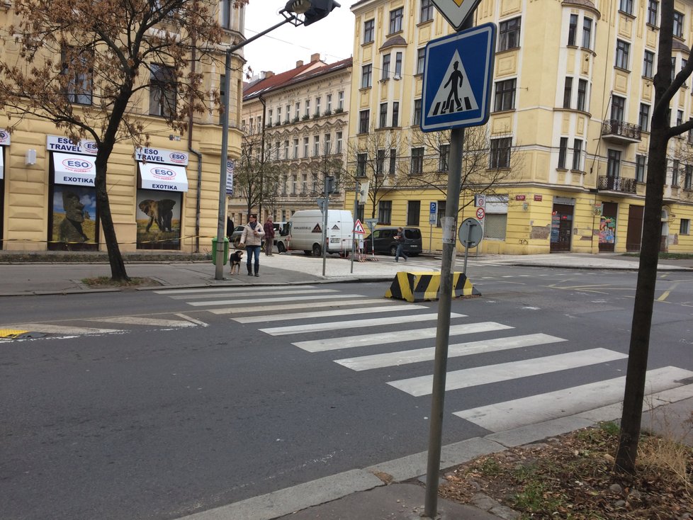 Část Korunovační ulice na Letné se zúží, testovací období potrvá čtyři měsíce.