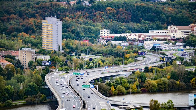 Oprava nejvytíženější komunikace v Česku, pražského Barrandovského mostu, se blíží. Technická správa komunikací (TSK) práce rozdělila do více let, vždy na část stavební sezony.