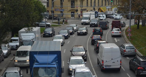 Hlavní dopravní tepna v centru Brna, Koliště, je beznadějně přetížená každý den.