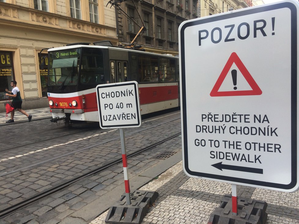 Doprava v centru Prahy v pondělí totálně zkolabovala. Auta stála ve frontách, tramvaje nabíraly více než desítky minut zpoždění.