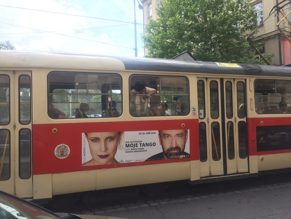 Doprava v centru Prahy v pondělí totálně zkolabovala. Auta stála ve frontách, tramvaje nabíraly více než desítky minut zpoždění.