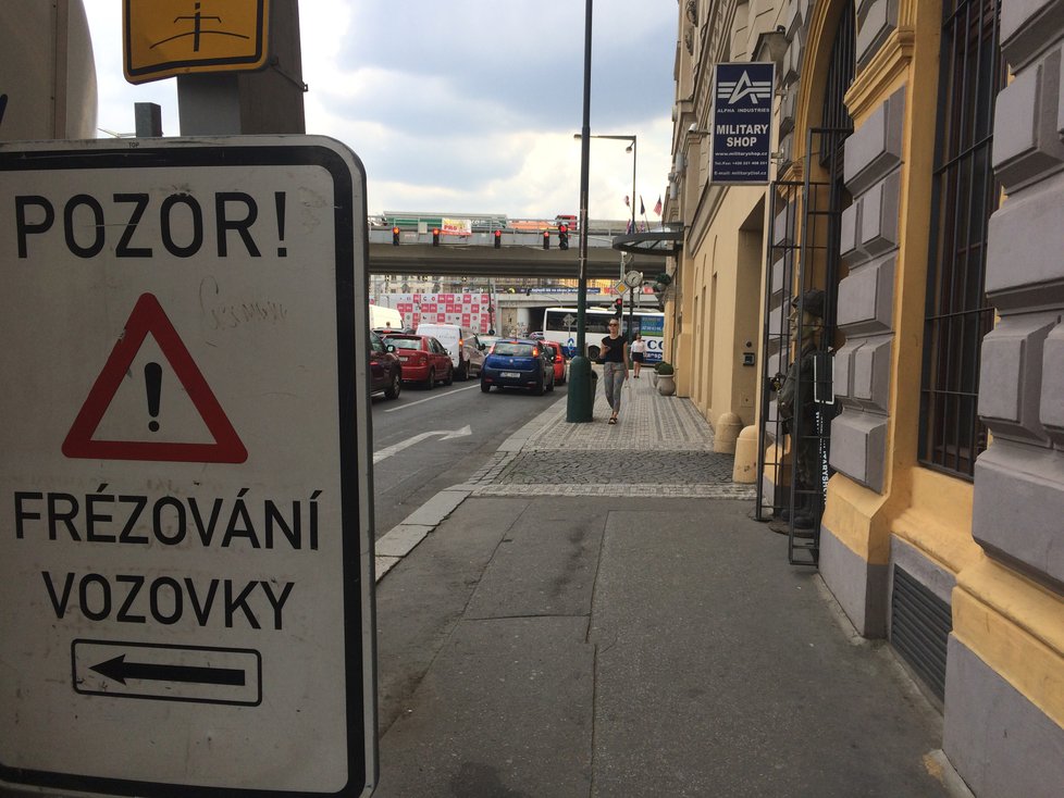 Doprava v centru Prahy v pondělí totálně zkolabovala. Auta stála ve frontách, tramvaje nabíraly více než desítky minut zpoždění.