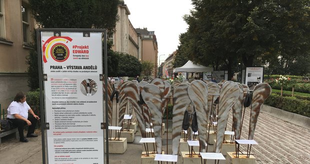 Výstava v Zítkových sadech ctí památku 25 chodců, kteří loni zemřeli v pražských ulicích.
