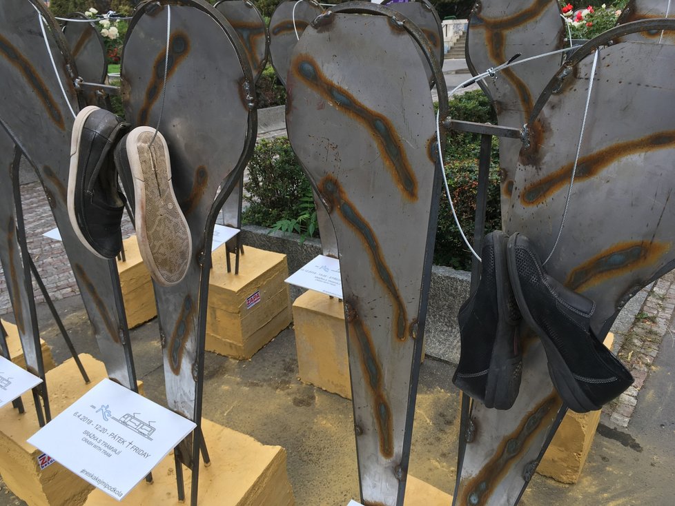 Výstava v Zítkových sadech ctí památku 25 chodců, kteří loni zemřeli v pražských ulicích.
