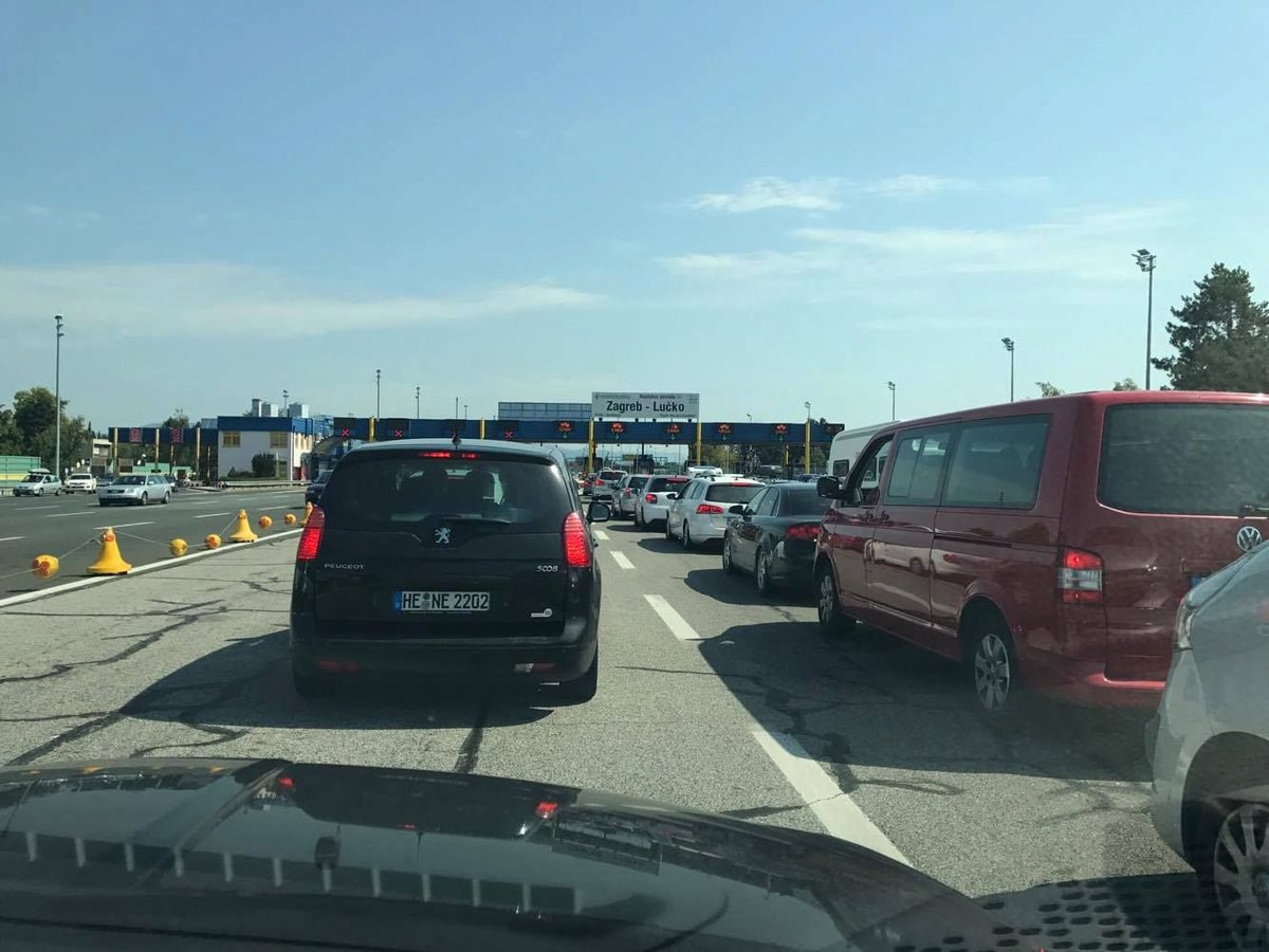 Doprava v Chorvatsku kolabuje, cestu blokují kolony a nehody